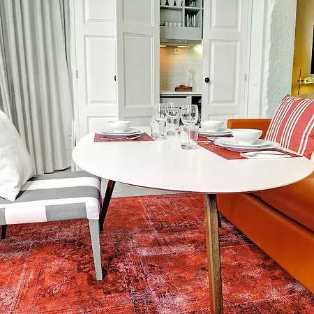 Lägenhet Three & Bedrooms