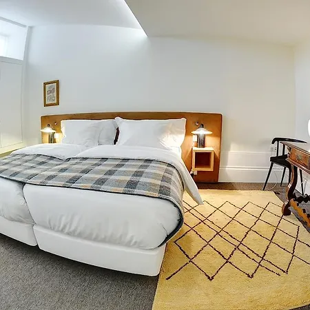 Lägenhet Three & Bedrooms